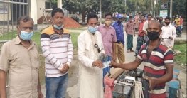 ফুলছড়িতে কর্মহীন রিক্সা চালকদের উপ:চেয়ারম্যানের নগদ অর্থ প্রদান ফুলছড়িতে কর্মহীন রিক্সা চালকদের উপ:চেয়ারম্যানের নগদ অর্থ প্রদান