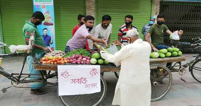 বেনাপোলে ‘ফ্রি সবজি দোকান’ নিয়ে মানুষের পাশে ছাত্রলীগ