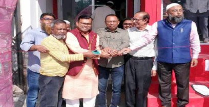 গাইবান্ধায় কানাডিয়ান শো-রুমের উদ্বোধন করলেন পৌর মেয়র