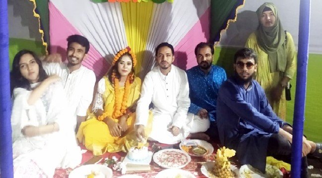 নিজ ক্যাম্পাসেই বেরোবি ছাত্রীর গায়ে হলুদ নিজ ক্যাম্পাসেই বেরোবি ছাত্রীর গায়ে হলুদ