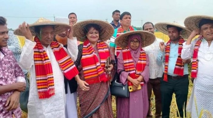 পলাশবাড়ীতে বোরো ধান কর্তন ও কৃষক সমাবেশ অনুষ্ঠানে স্মৃতি এমপি পলাশবাড়ীতে বোরো ধান কর্তন ও কৃষক সমাবেশ অনুষ্ঠানে স্মৃতি এমপি
