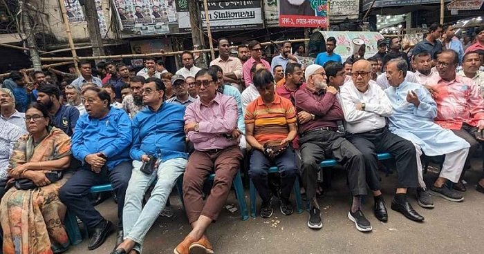 অবরোধের প্রতিবাদে রাজপথে সতর্ক পাহারায় আওয়ামী লীগ অবরোধের প্রতিবাদে রাজপথে সতর্ক পাহারায় আওয়ামী লীগ
