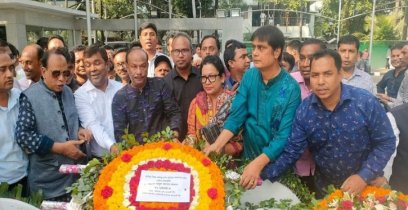 নৌকার মাঝি মনোনীত হওয়ায় বঙ্গবন্ধুর প্রতিকৃতিতে শ্রদ্ধা নিবেদন করেন আবুল কালাম আজাদ
