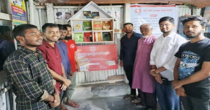 ফুলছড়িতে সেলুনে চালু হলো পাঠাগার ফুলছড়িতে সেলুনে চালু হলো পাঠাগার