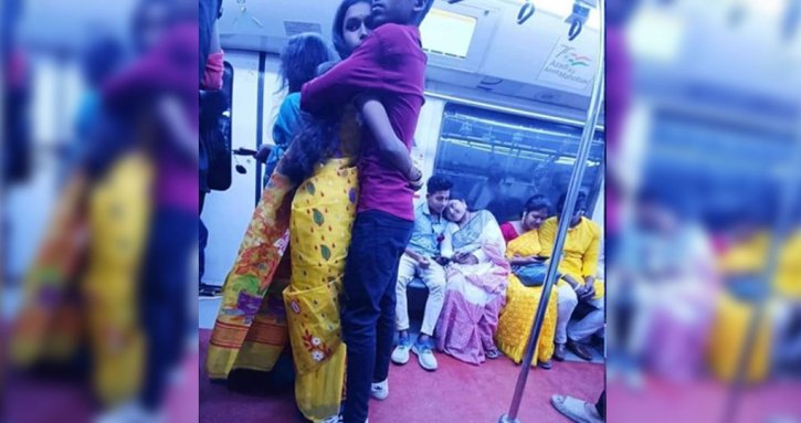 মেট্রোরেলে আলিঙ্গনরত তরুণ-তরুণী : ছবিটি আসলে কোন জায়গার? মেট্রোরেলে আলিঙ্গনরত তরুণ-তরুণী : ছবিটি আসলে কোন জায়গার?