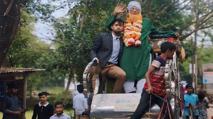 রাজকীয়ভাবে ঘোড়ার গাড়িতে শিক্ষককে বিদায় জানালেন শিক্ষার্থীরা রাজকীয়ভাবে ঘোড়ার গাড়িতে শিক্ষককে বিদায় জানালেন শিক্ষার্থীরা