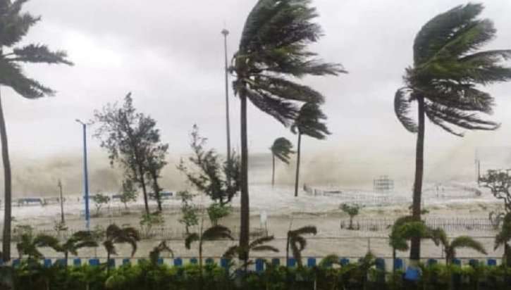 দুপুরের মধ্যে ৮০ কিলোমিটার বেগে ধেয়ে আসছে ঝড় দুপুরের মধ্যে ৮০ কিলোমিটার বেগে ধেয়ে আসছে ঝড়