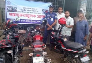 পলাশবাড়ীতে ট্রাফিক পুলিশের সচেতনতা মূলক লিফলেট বিতরণ