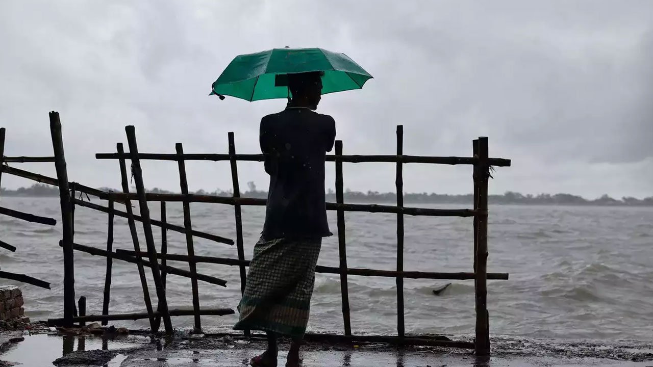 দুপুরের মধ্যে ৯ অঞ্চলে ঝোড়ো হাওয়ার আভাস দুপুরের মধ্যে ৯ অঞ্চলে ঝোড়ো হাওয়ার আভাস