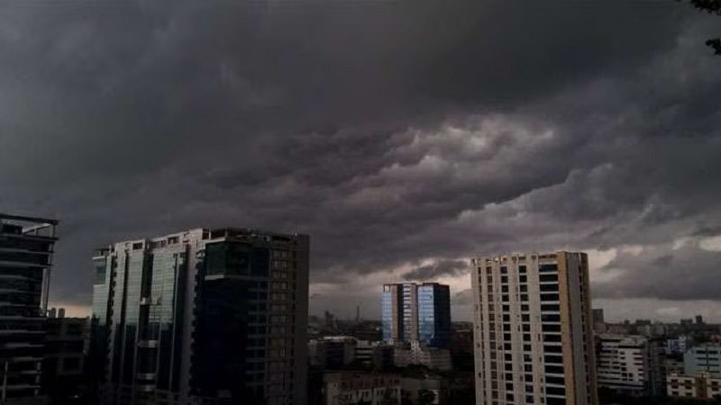 ঢাকার আকাশে মেঘের ঘনঘটা, যে কারণে নেই বৃষ্টি ঢাকার আকাশে মেঘের ঘনঘটা, যে কারণে নেই বৃষ্টি