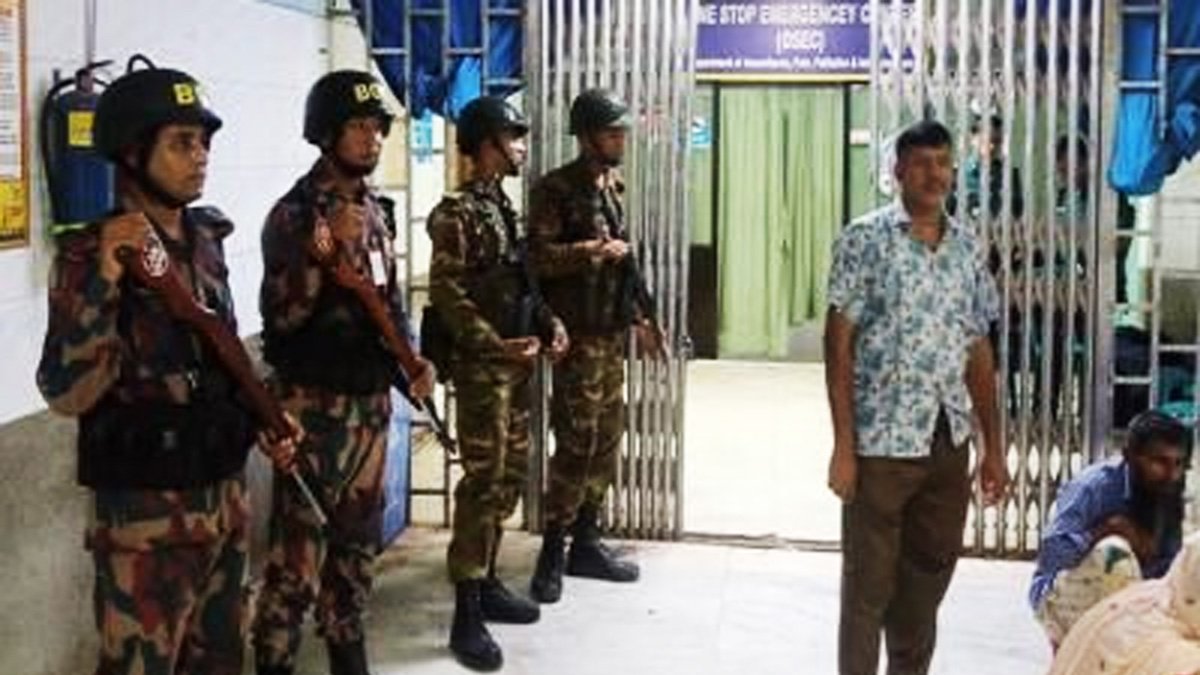 সেনাবাহিনী ও বিজিবির নিরাপত্তায় ঢামেকে জরুরি সেবা চালু সেনাবাহিনী ও বিজিবির নিরাপত্তায় ঢামেকে জরুরি সেবা চালু