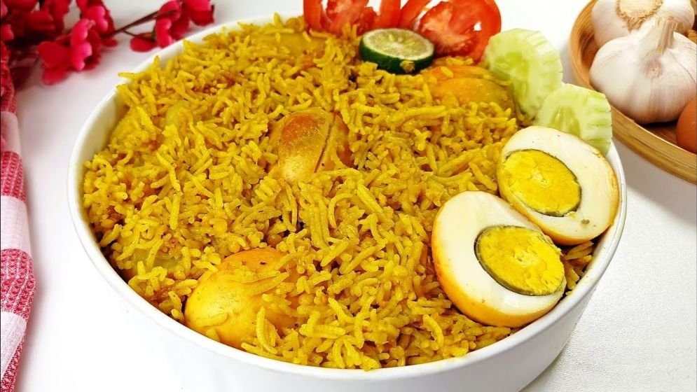 এই ঝড়বৃষ্টির দিনে যদি হয় ডিম খিচুড়ি... যেভাবে বানাবেন