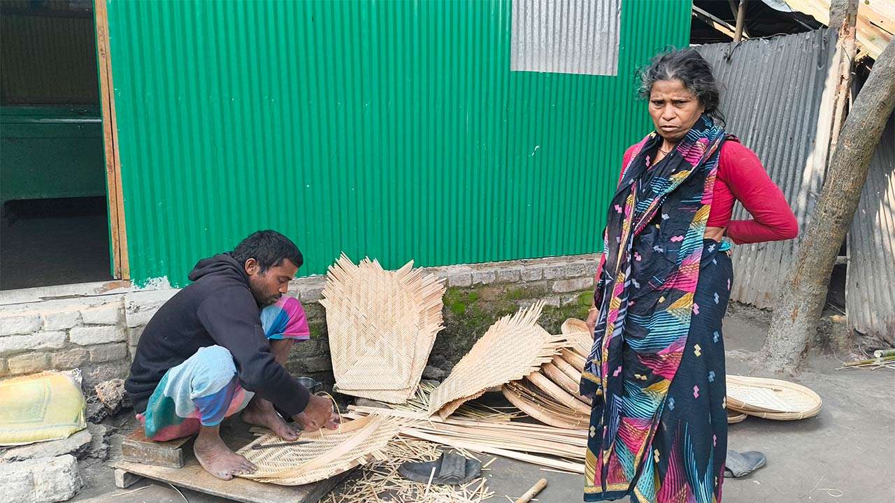 গাইবান্ধার সুন্দরগঞ্জে শত বছরের বাঁশশিল্প বিলুপ্তির পথে