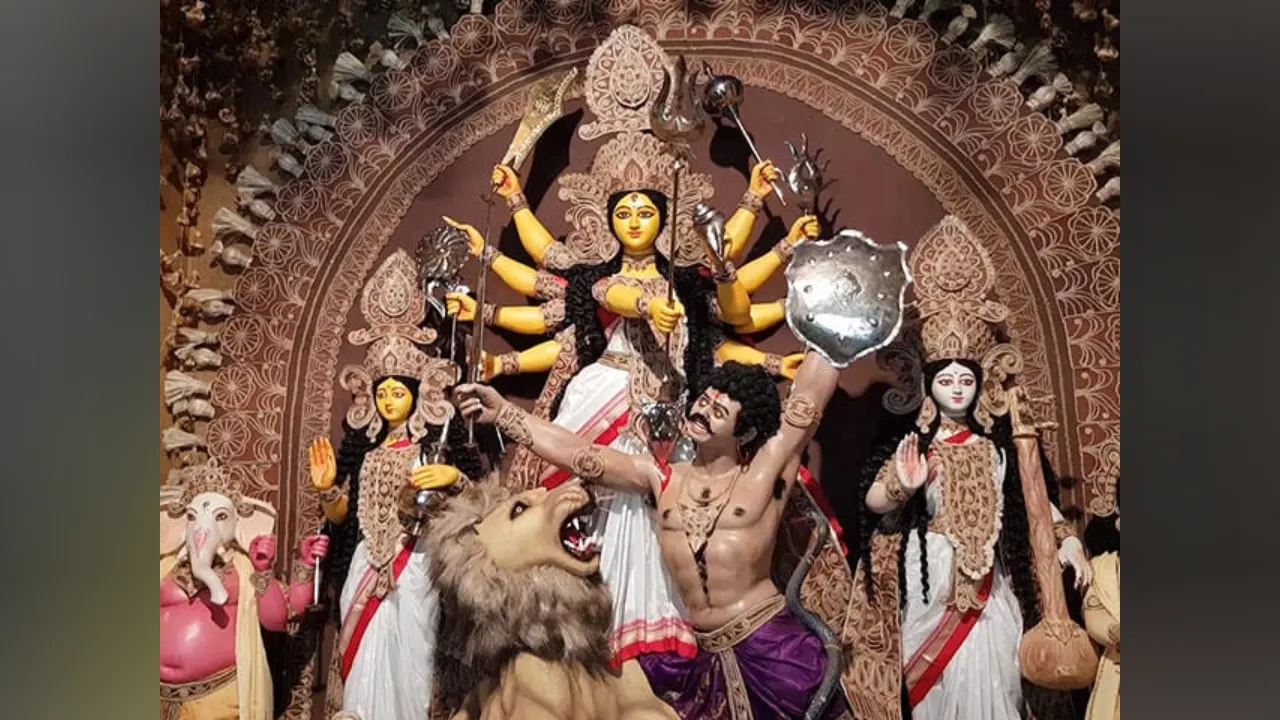ভোলায় ১১২ মণ্ডপে দুর্গাপূজা, চলছে প্রতিমায় রংতুলির শেষ আঁচড়